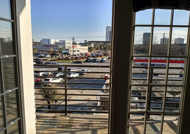 Listing Photo 5 - Condo for sale in building located at 1011 Studemont St, Houston, TX 77007 - Unit #204