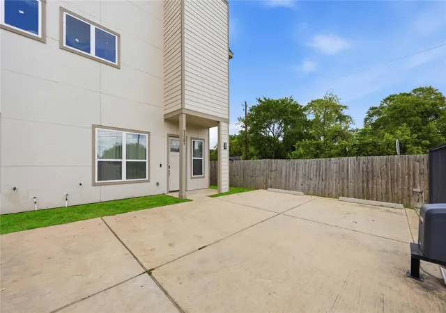 4th image of 9320 Coffee St #A-B, Houston, TX 77033 | MLS# 71776906