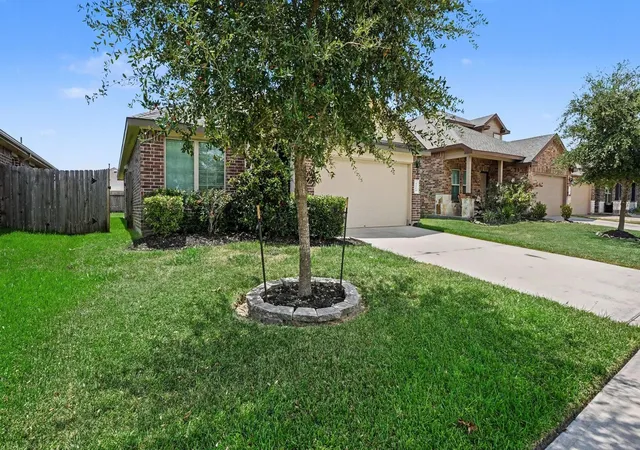 Photo 3 of Single family home for sale at 4014 Emperor Valley Ln, Baytown, TX 77521 | MLS# 31318086 | Listing updated on 2026-09-10
