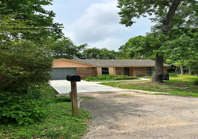 Photo 2 of Single family home for sale at 230 W Willwood Dr, Willis, TX 77378 | MLS# 44625228 | Listing updated on 2026-09-03