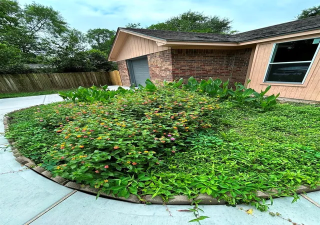 Photo 2 of Single family home for sale at 230 W Willwood Dr, Willis, TX 77378 | MLS# 44625228 | Listing updated on 2026-09-03