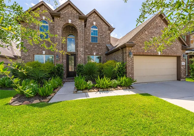 Photo 3 of Sale Pending at 2328 Majestic Fairway Ln, League City, TX 77573 | MLS# 83854180 | Listing updated on 2026-08-28