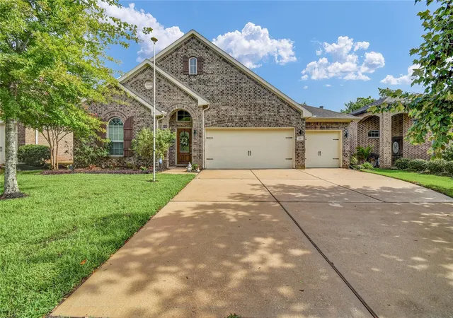 1st image of 108 Woodridge Crossing, Clute, TX 77531 | MLS# 25659267