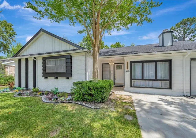 2nd image of 910 Beachcomber Ln, Houston, TX 77062 | MLS# 73056709