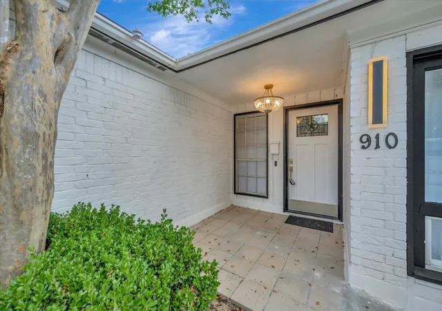 3rd image of 910 Beachcomber Ln, Houston, TX 77062 | MLS# 73056709