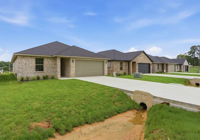 Photo 3 of Single family home for sale at 13146 Lake Conroe Bay Rd, Willis, TX 77318 | MLS# 8309021 | Listing updated on 2026-08-15