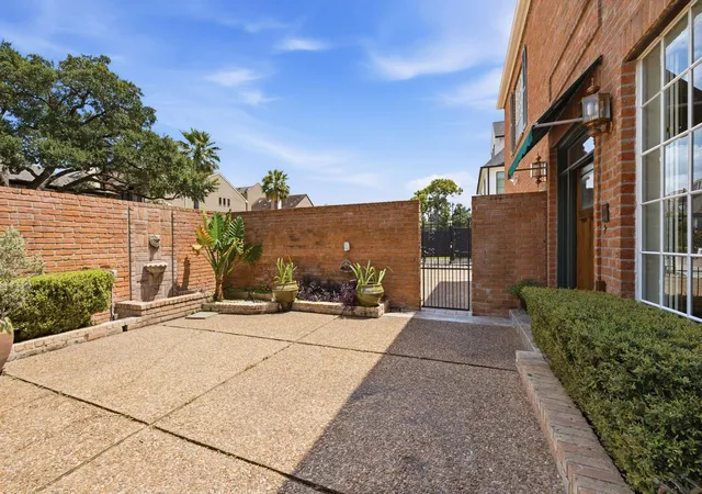 2nd image of 1422 Nantucket Dr #A, Houston, TX 77057 | MLS# 59992298