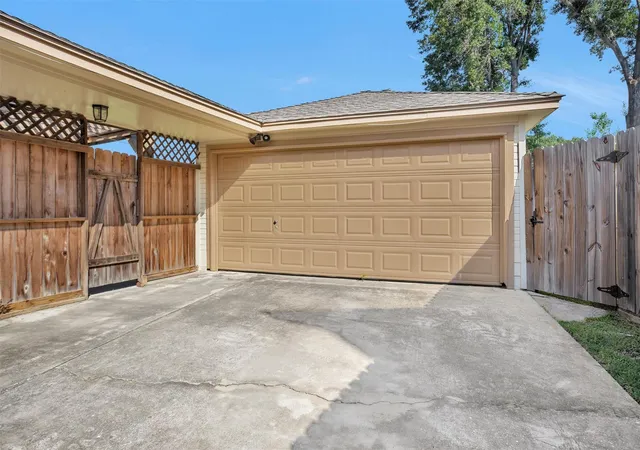 Photo 3 of Single family home for sale at 6606 Castle Ln Dr, Houston, TX 77066 | MLS# 83185846 | Listing updated on 2026-09-10