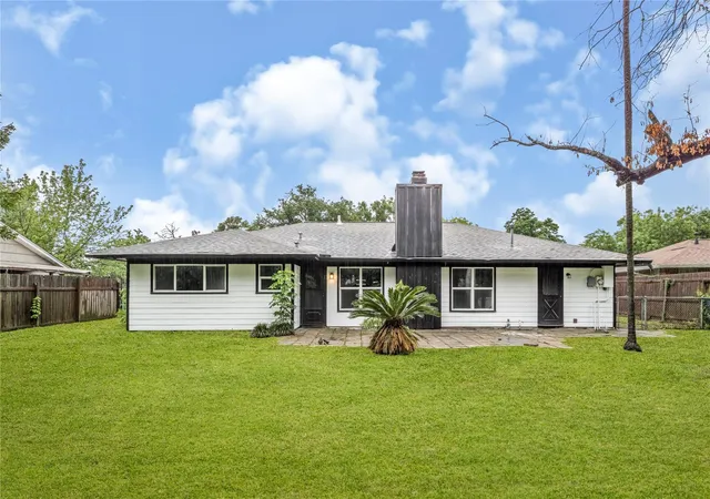21st image of 320 Burnett Dr, Baytown, TX 77520 | MLS# 12369774