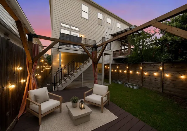 Photo 2 of Townhouse for sale at 907 Lawrence St, Houston, TX 77008 | MLS# 87213633 | Listing updated on 2026-09-17