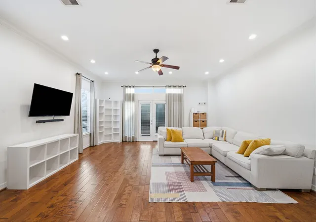 Photo 3 of Townhouse for sale at 907 Lawrence St, Houston, TX 77008 | MLS# 87213633 | Listing updated on 2026-09-17