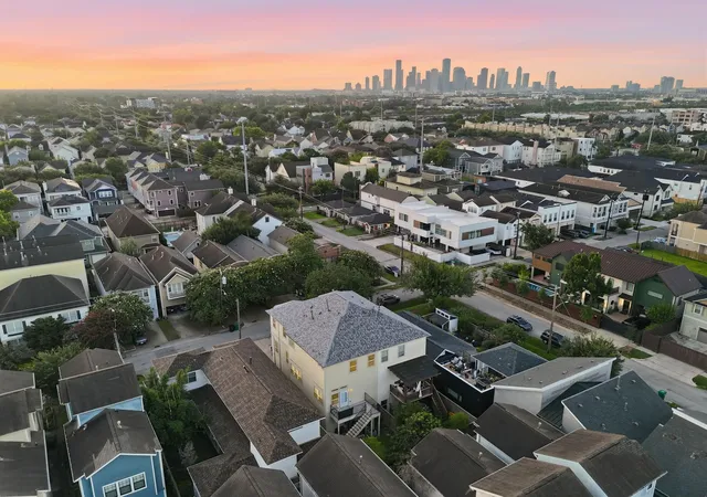 Photo 3 of Townhouse for sale at 907 Lawrence St, Houston, TX 77008 | MLS# 87213633 | Listing updated on 2026-09-17