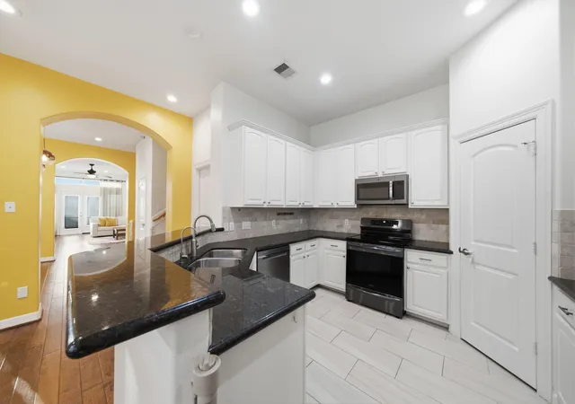 Photo 4 of Townhouse for sale at 907 Lawrence St, Houston, TX 77008 | MLS# 87213633 | Listing updated on 2026-09-17