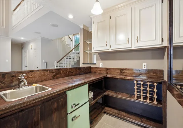 5th image of 708 Bayou Crest Cir, Dickinson, TX 77539 | MLS# 93006182