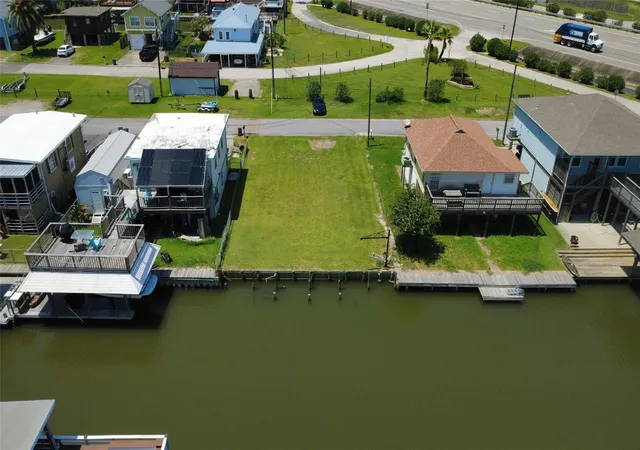 1st image of 28 Lakeside Dr, Hitchcock, TX 77563 | MLS# 7447346