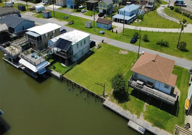 2nd image of 28 Lakeside Dr, Hitchcock, TX 77563 | MLS# 7447346
