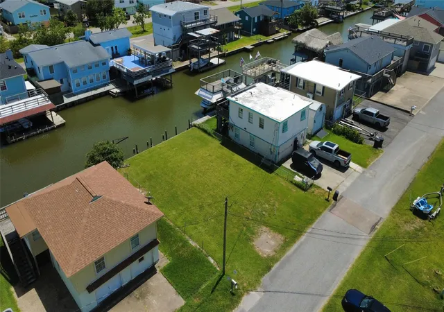 3rd image of 28 Lakeside Dr, Hitchcock, TX 77563 | MLS# 7447346