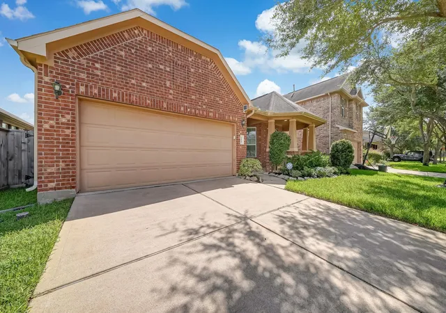 Photo 2 of Single family home for sale at 6835 Blue Glade Dr, Richmond, TX 77406 | MLS# 80007443 | Listing updated on 2026-09-11