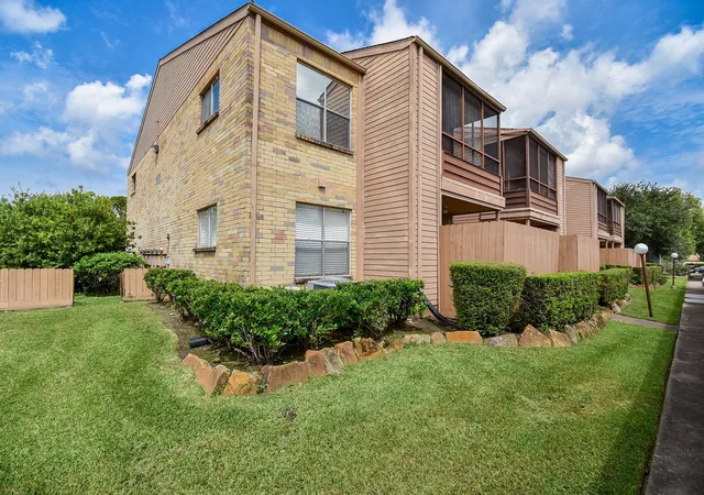 2nd image of 10555 Turtlewood Ct #1716, Houston, TX 77072 | MLS# 65709891