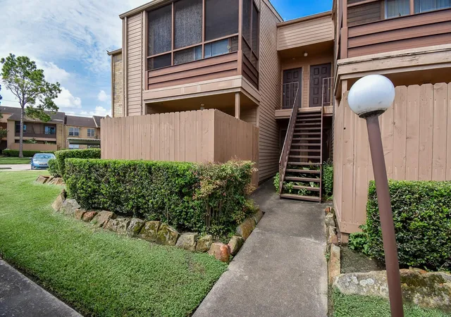 3rd image of 10555 Turtlewood Ct #1716, Houston, TX 77072 | MLS# 65709891