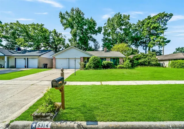 Photo 3 of Single family home for sale at 5314 Moonshadows Dr, Humble, TX 77346 | MLS# 85995828 | Listing updated on 2026-08-12