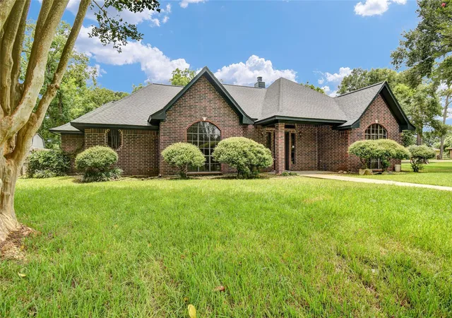 2nd image of 301 Jansen Dr Dr, West Columbia, TX 77486 | MLS# 82798042