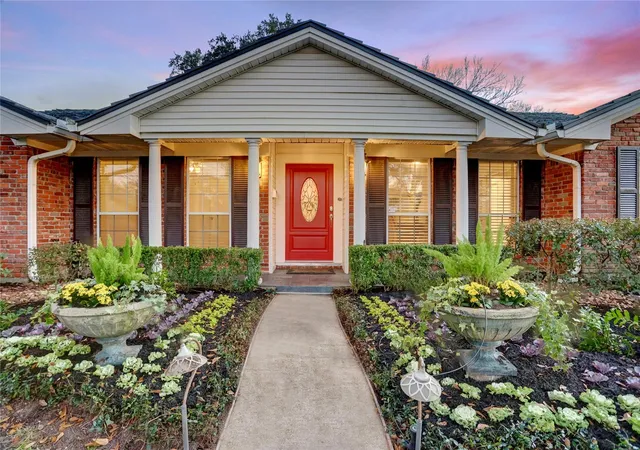 Photo 3 of Sale Pending at 4311 Mcdermed Dr, Houston, TX 77035 | MLS# 57270129 | Listing updated on 2026-09-13