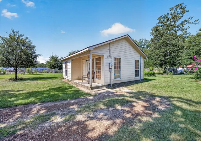 Photo 3 of Single family home for sale at 2200 Red Oak Ln, Conroe, TX 77306 | MLS# 22741160 | Listing updated on 2026-08-12