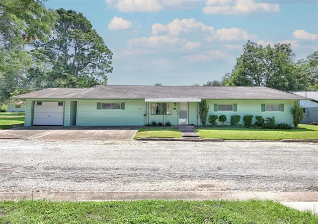 1st image of 604 N Market St, Hallettsville, TX 77964 | MLS# 47505484