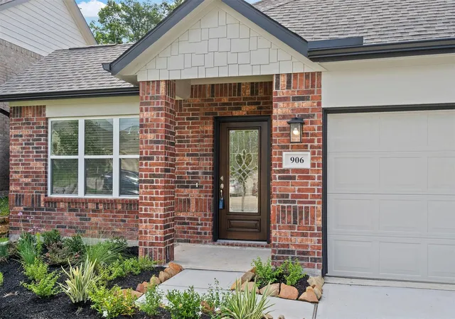 Photo 2 of Single family home for sale at 906 Golden Willow Ln, Conroe, TX 77304 | MLS# 46002665 | Listing updated on 2026-08-17