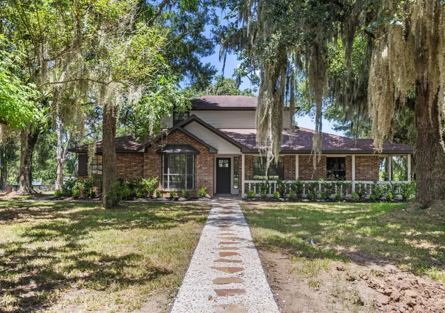 1st image of 21802 Lake View Rd, Damon, TX 77430 | MLS# 28417308