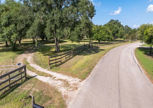 2nd image of 21802 Lake View Rd, Damon, TX 77430 | MLS# 28417308