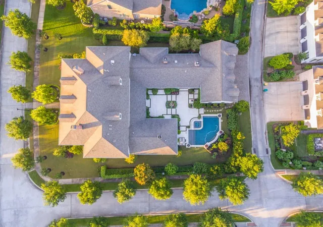3rd image of 19 Cape Harbour Pl, The Woodlands, TX 77380 | MLS# 18618530
