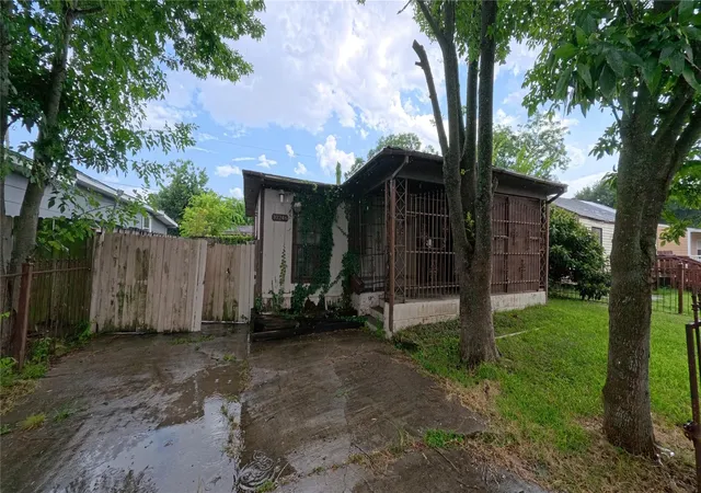 Photo 2 of Sale Pending at 10246 Flaxman St, Houston, TX 77029 | MLS# 86529052 | Listing updated on 2026-08-17