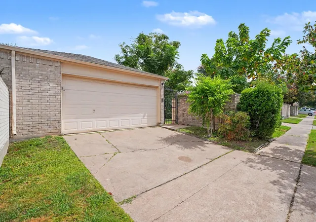 2nd image of 11906 N Fairhollow Ln, Houston, TX 77043 | MLS# 43314169
