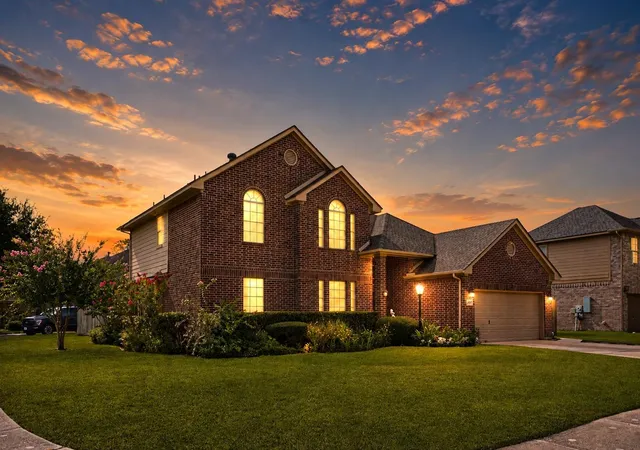 2nd image of 183 Greenridge Cir, League City, TX 77573 | MLS# 69535555