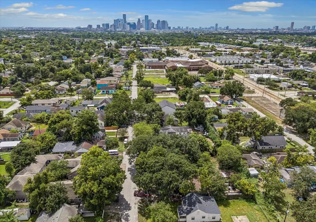image of 4705 Siegel St, Houston, TX 77009 | MLS# 40469854