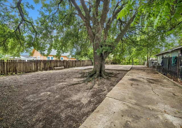 image of 4705 Siegel St, Houston, TX 77009 | MLS# 40469854
