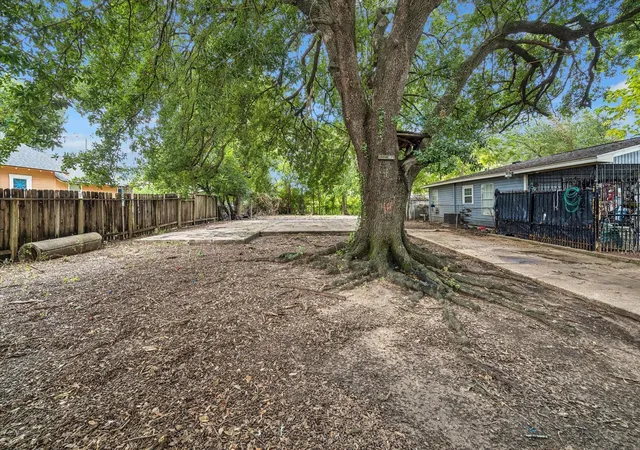 image of 4705 Siegel St, Houston, TX 77009 | MLS# 40469854