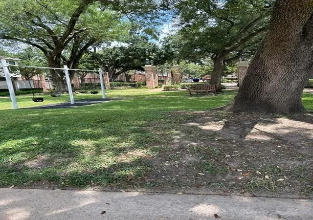 2nd image of 1220 Fountain Vw Dr, Houston, TX 77057