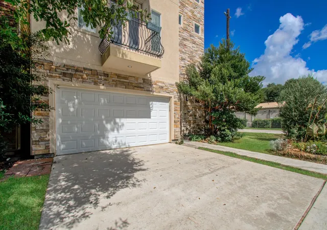 3rd image of 2609 Detering St, Houston, TX 77007 | MLS# 77354169