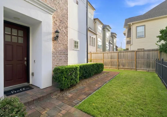 2nd image of 2705 Arabelle Grv, Houston, TX 77007 | MLS# 37395347