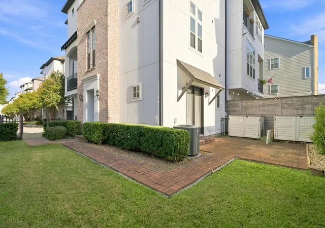 3rd image of 2705 Arabelle Grv, Houston, TX 77007 | MLS# 37395347