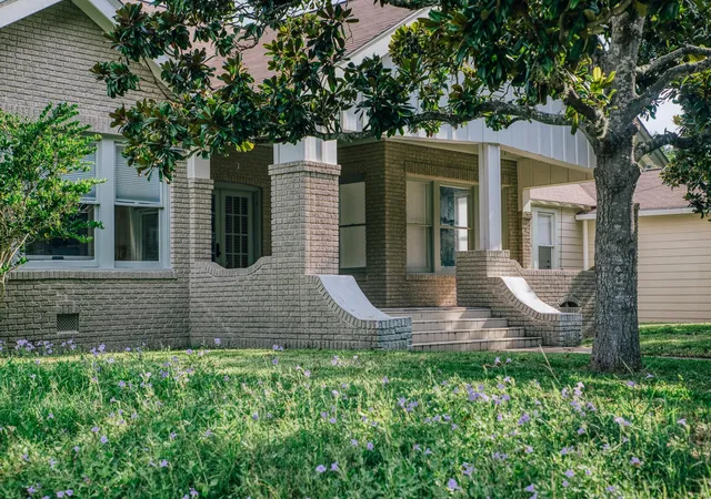 1st image of 511 Crockett St, Brenham, TX 77833 | MLS# 86875720