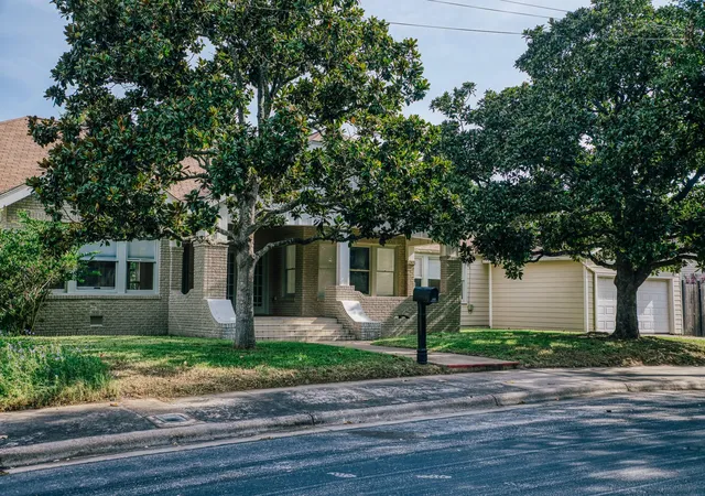 2nd image of 511 Crockett St, Brenham, TX 77833 | MLS# 86875720