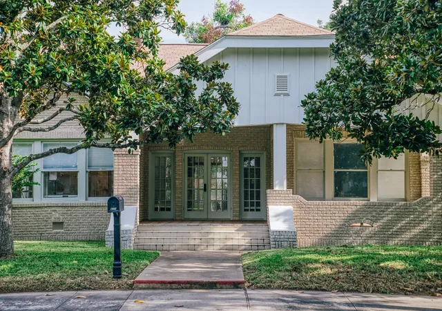3rd image of 511 Crockett St, Brenham, TX 77833 | MLS# 86875720