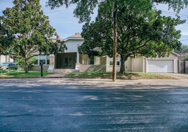 4th image of 511 Crockett St, Brenham, TX 77833 | MLS# 86875720