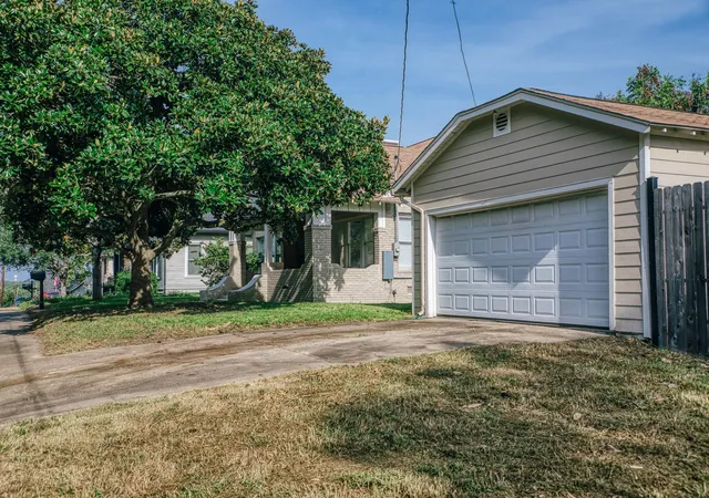 5th image of 511 Crockett St, Brenham, TX 77833 | MLS# 86875720
