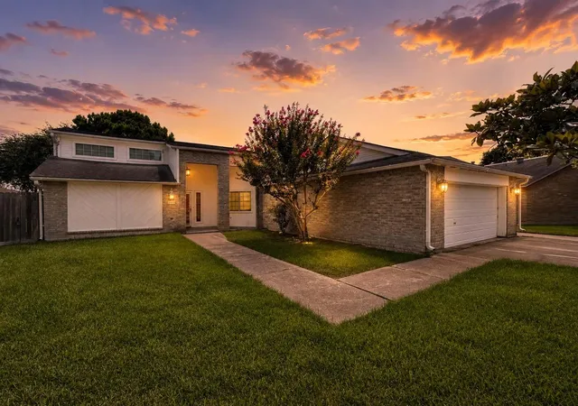 Photo 1 of Single family home for sale at 2109 E Linwood Oaks St, Pearland, TX 77581 | MLS# 60989338 | Listing updated on 2026-09-04
