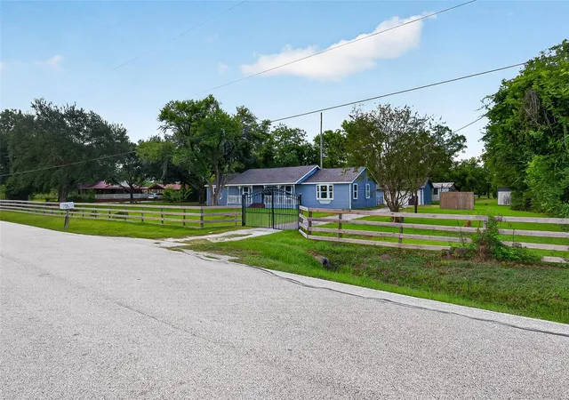 4th image of 4004 Gatewood Rd, Crosby, TX 77532 | MLS# 40313191